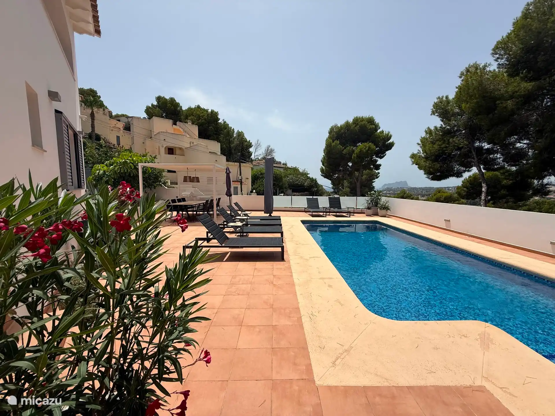 die teilweise überdachte Terrasse mit Schwimmbecken und 6 Sonnenliege