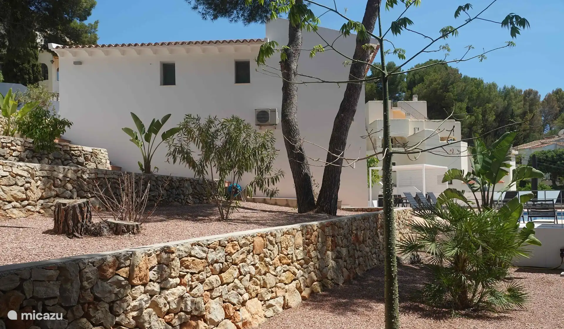 The villa seen from the garden