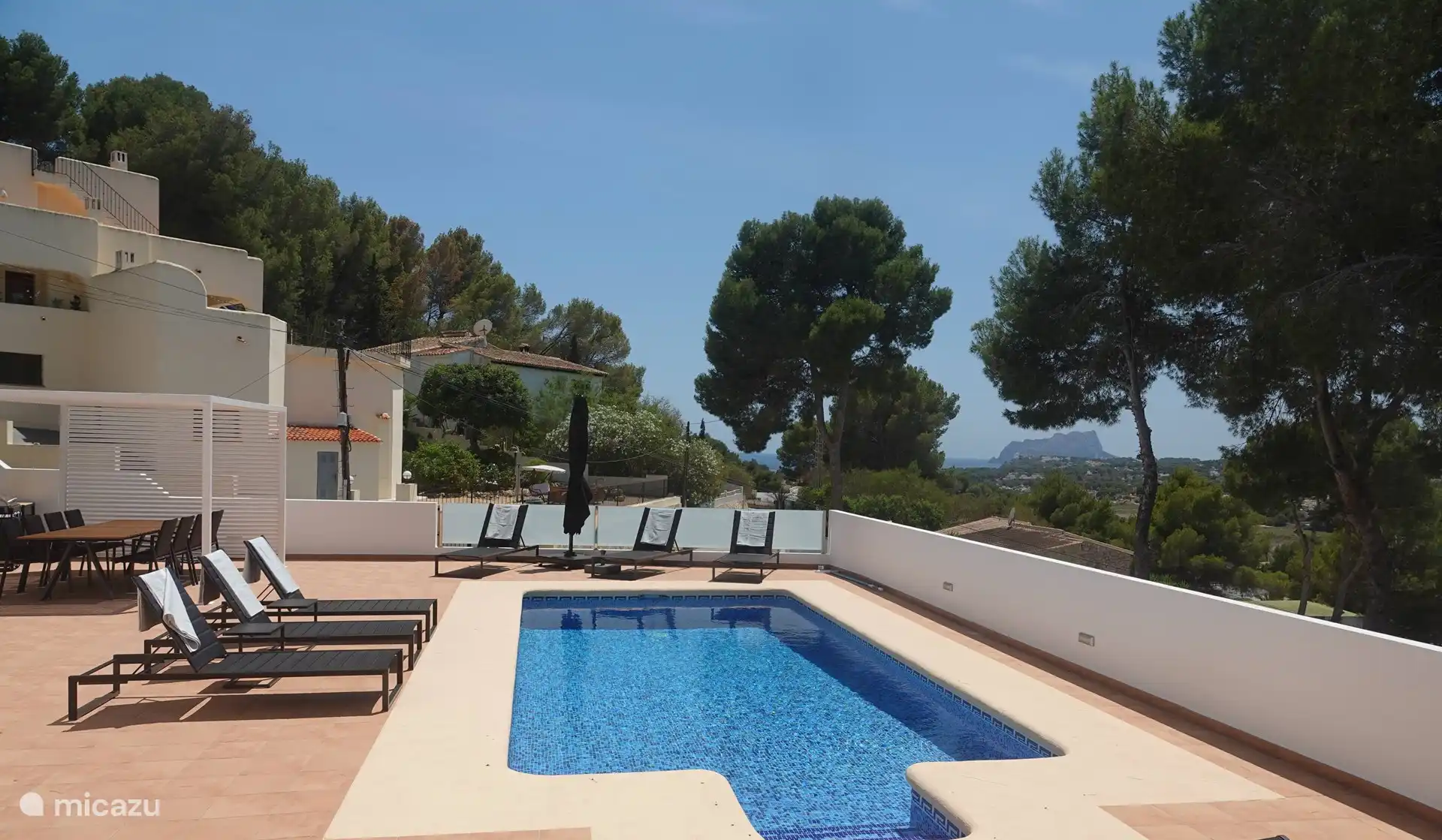 The villa has a heated swimming pool of 8 x 3.60
