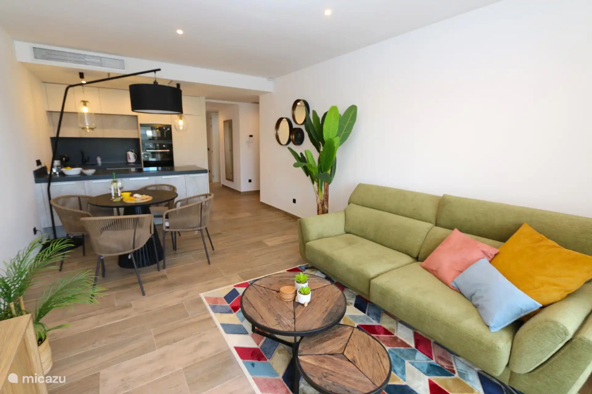 Wohnzimmer + Essbereich + Küche