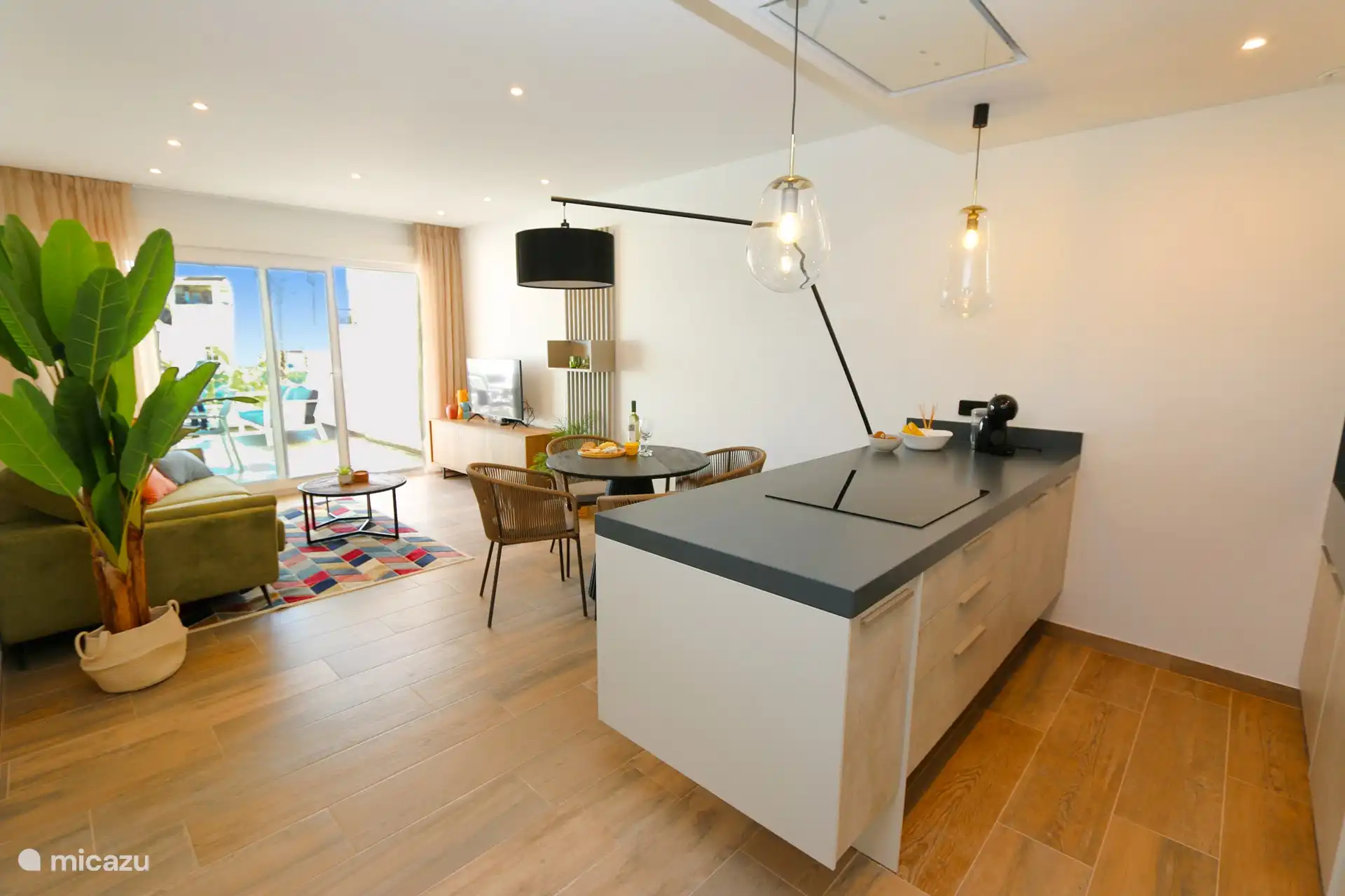 Wohnzimmer + Essbereich + Küche