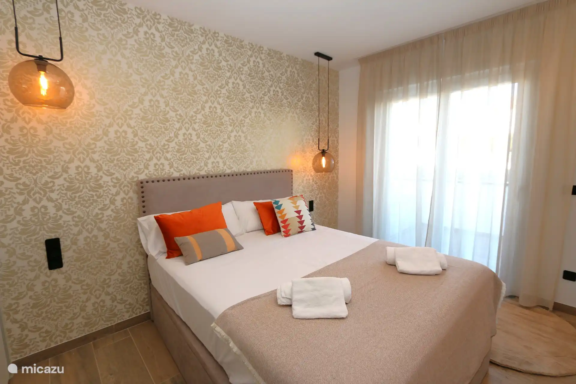 Schlafzimmer mit Doppelbett