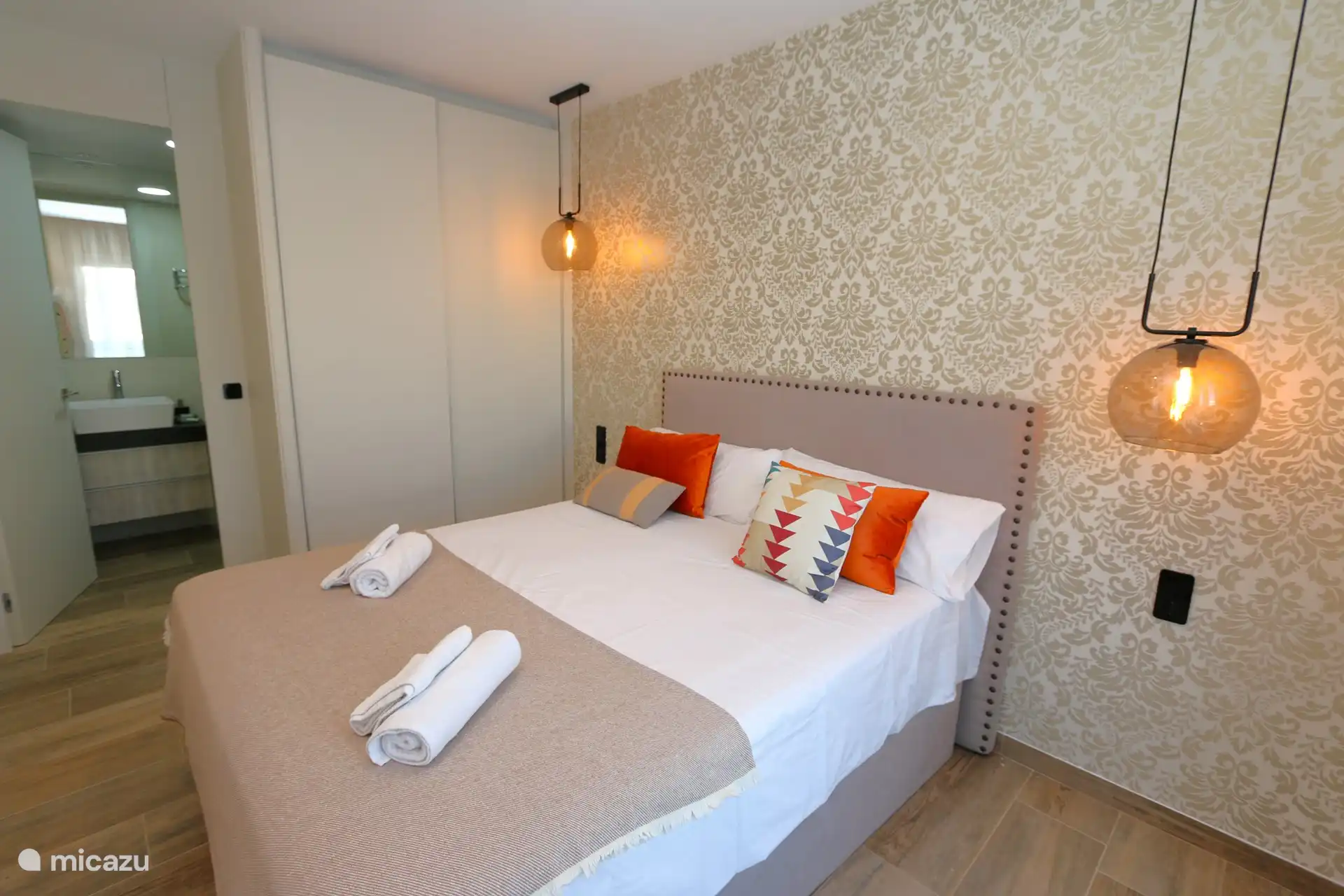 Schlafzimmer mit Doppelbett