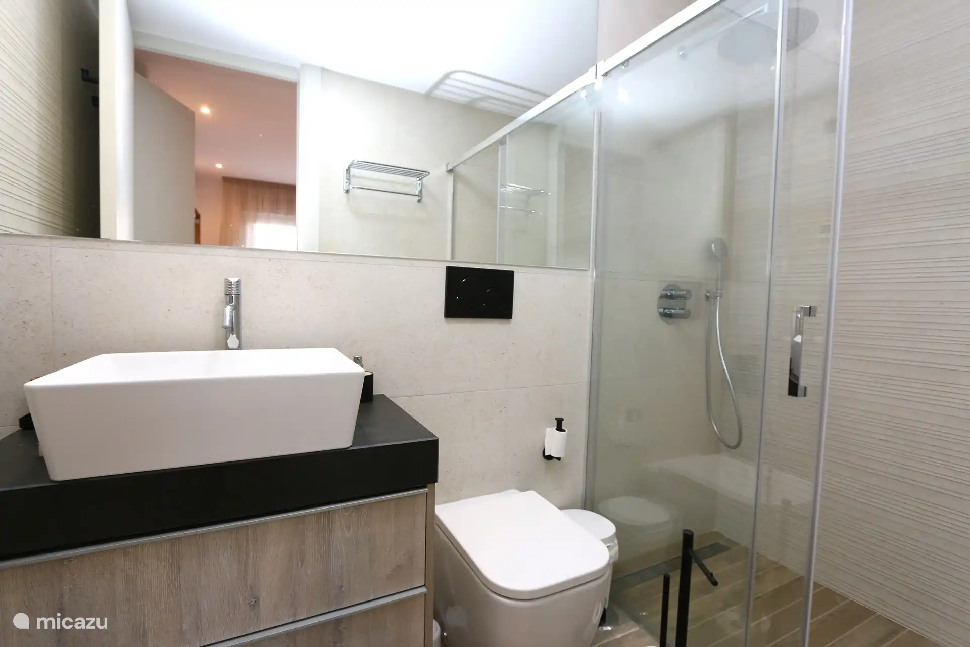 Badezimmer mit ebenerdiger Dusche