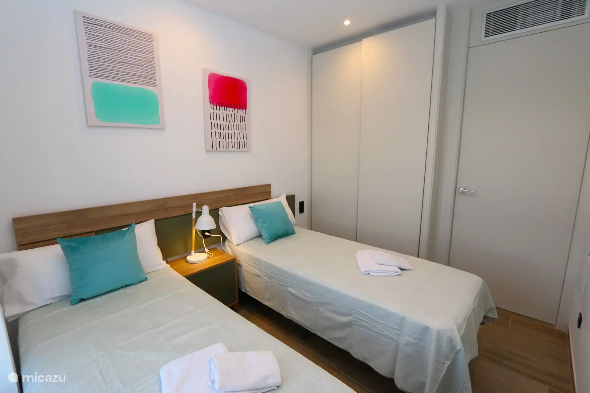 Schlafzimmer mit zwei Einzelbetten