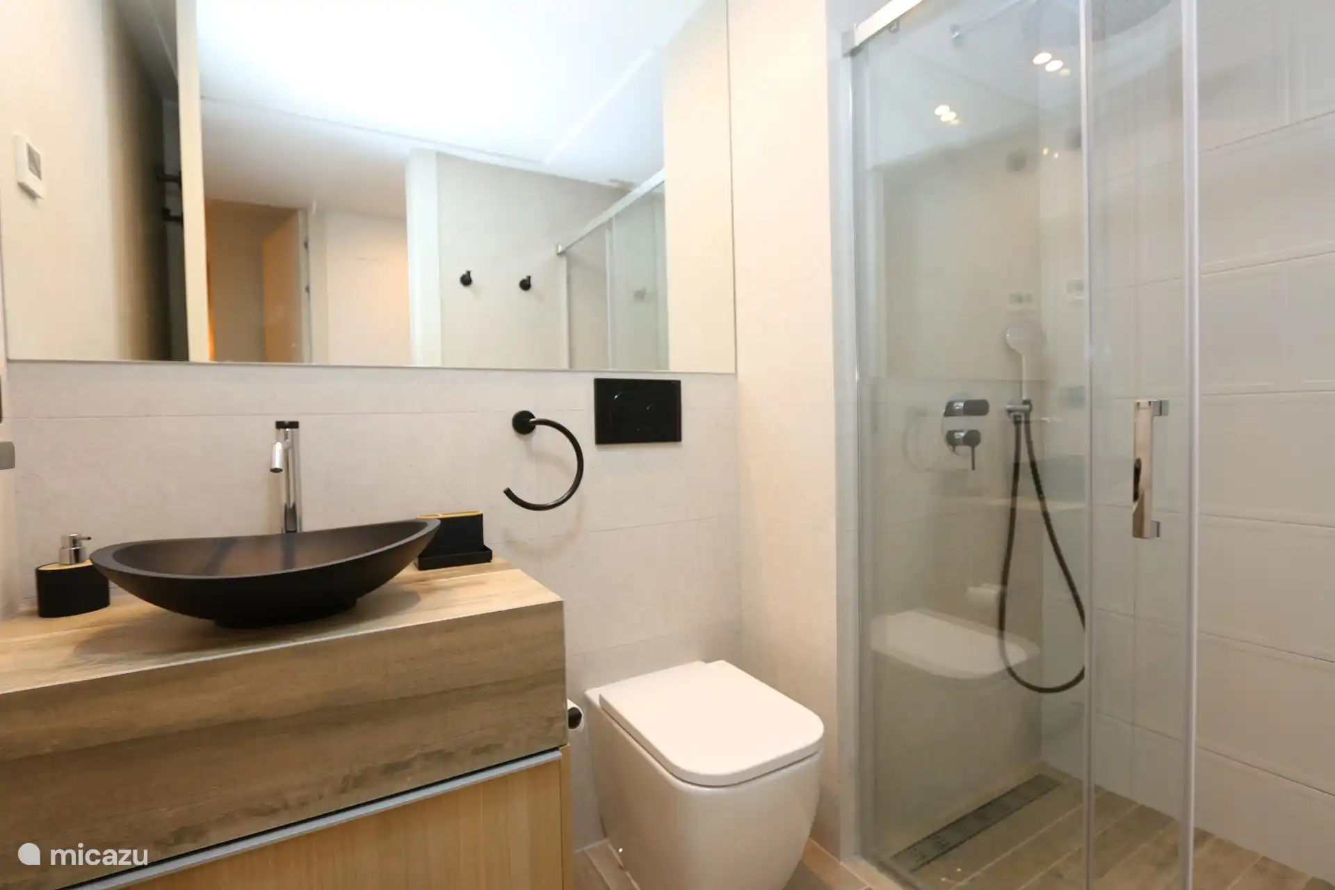 Badezimmer mit ebenerdiger Dusche