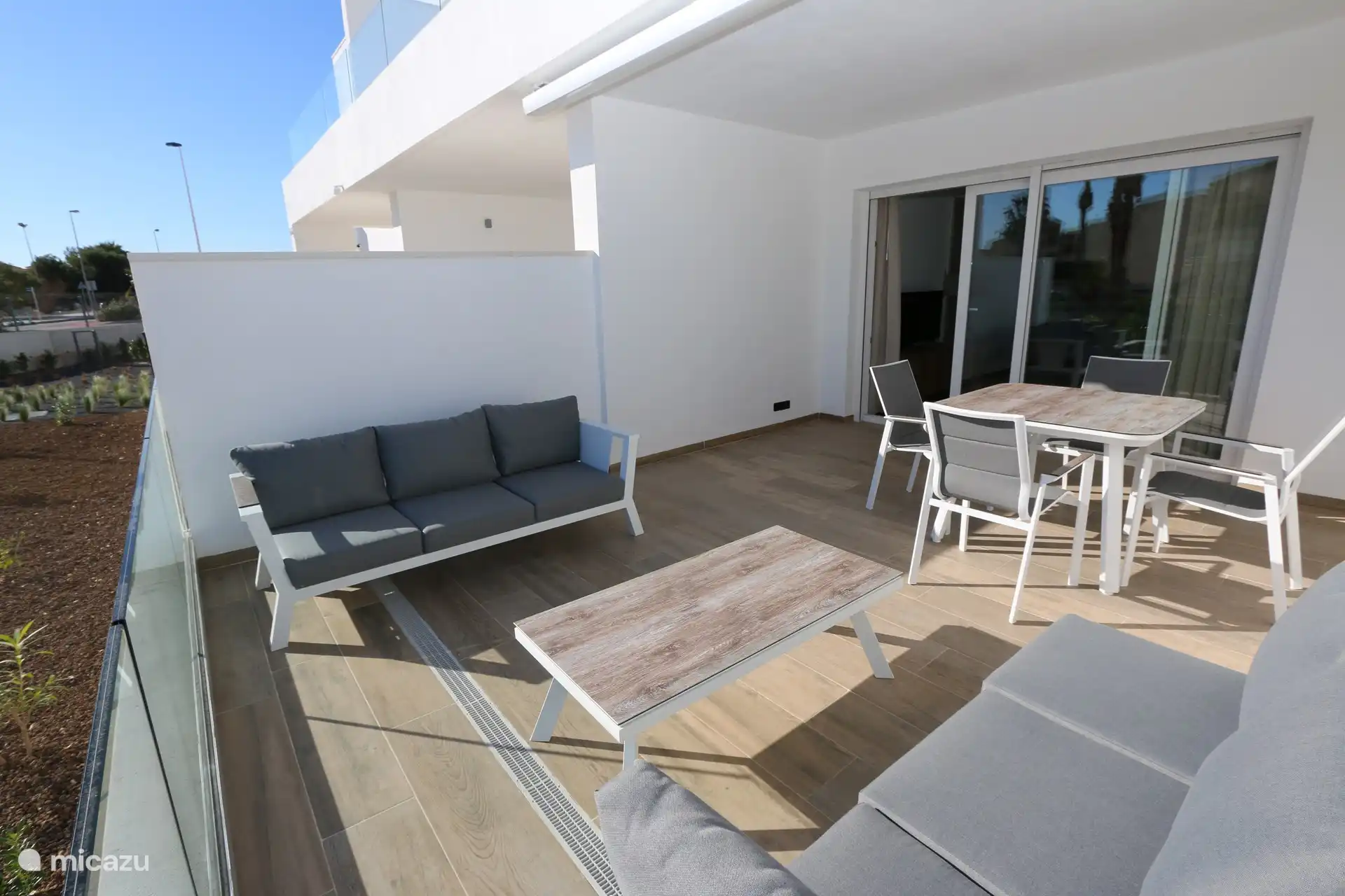 Terrasse mit Lounge-Set und Esstisch