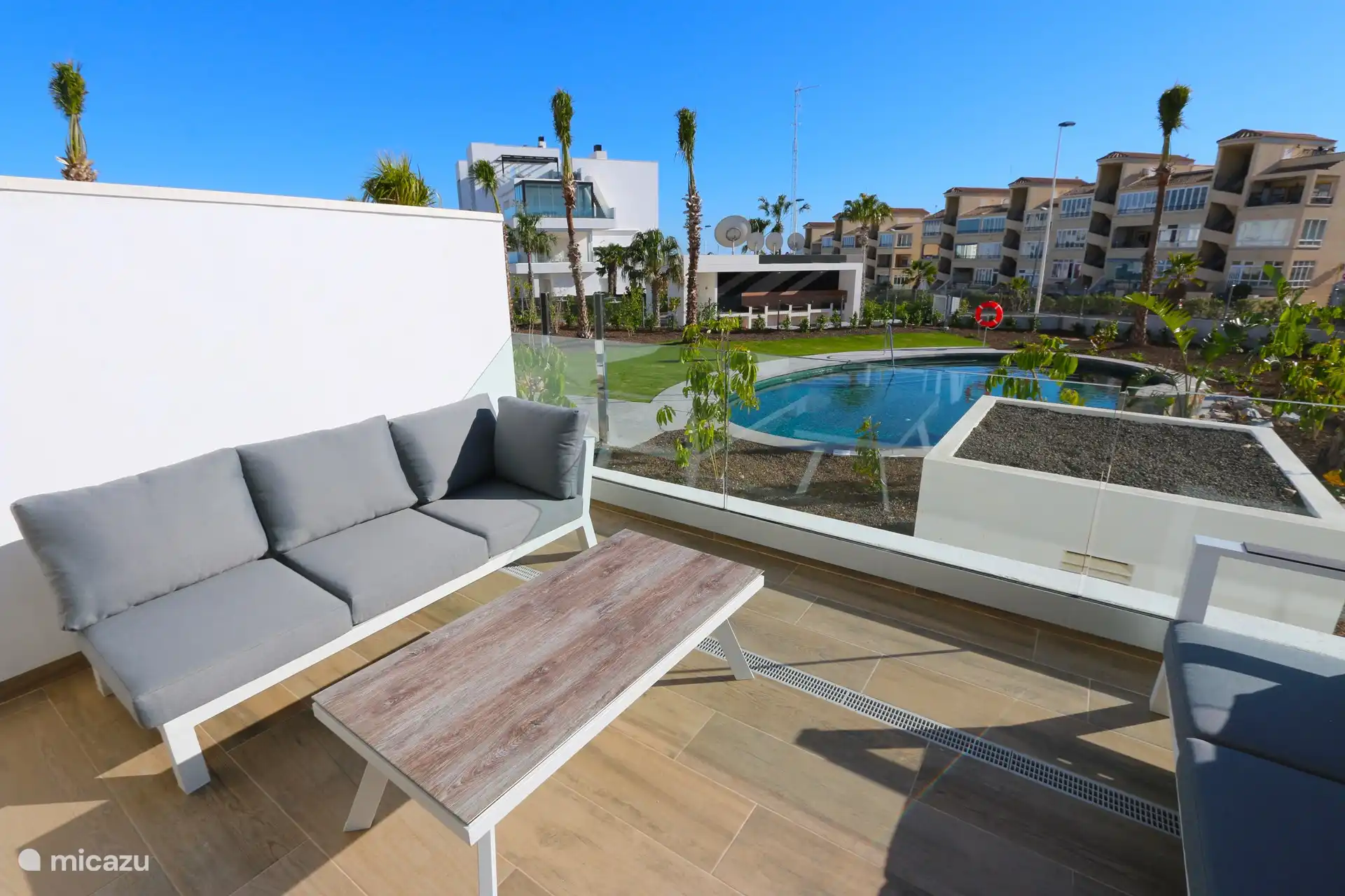 Balkon mit Lounge-Set und schöner Aussicht