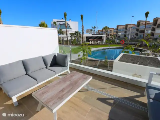 Residencial Bali luxe appartement huren in Spanje, Costa Blanca, Punta Prima - appartement Balkon met lounge set en mooi uitzicht