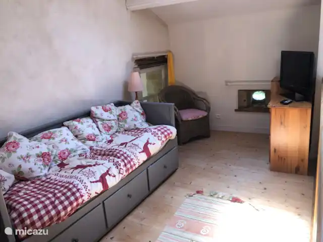 Location de Vacances France, Deux-Sèvres, Mairé-Levescault, gîte / cottage - Bienvenue Chez Nous Banc chill sur le palier avec TV (chaînes régionales)