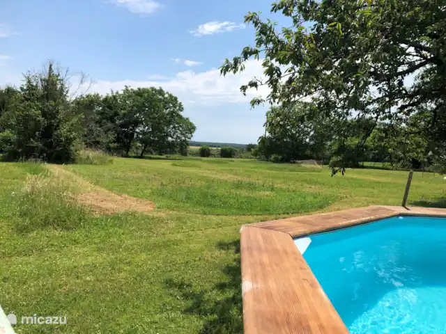 Location de Vacances France, Deux-Sèvres, Mairé-Levescault, gîte / cottage - Bienvenue Chez Nous Large vue depuis la piscine