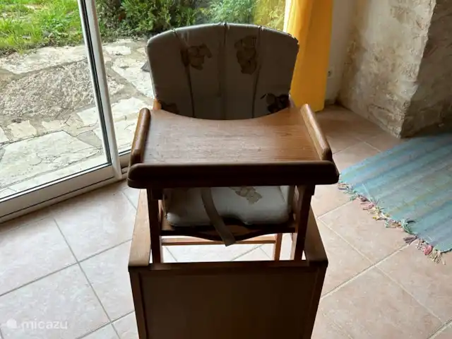 Location de Vacances France, Deux-Sèvres, Mairé-Levescault, gîte / cottage - Bienvenue Chez Nous Une chaise haute est disponible, peut également être utilisée comme chaise et table