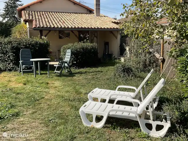 Location de Vacances France, Deux-Sèvres, Mairé-Levescault, gîte / cottage - Bienvenue Chez Nous Détendez-vous après vous être rafraîchi dans la piscine