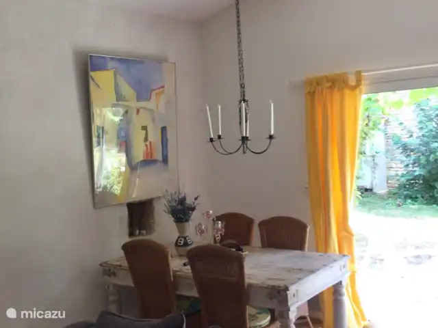 Location de Vacances France, Deux-Sèvres, Mairé-Levescault, gîte / cottage - Bienvenue Chez Nous Profitez d’un repas à table ou jouez à un jeu