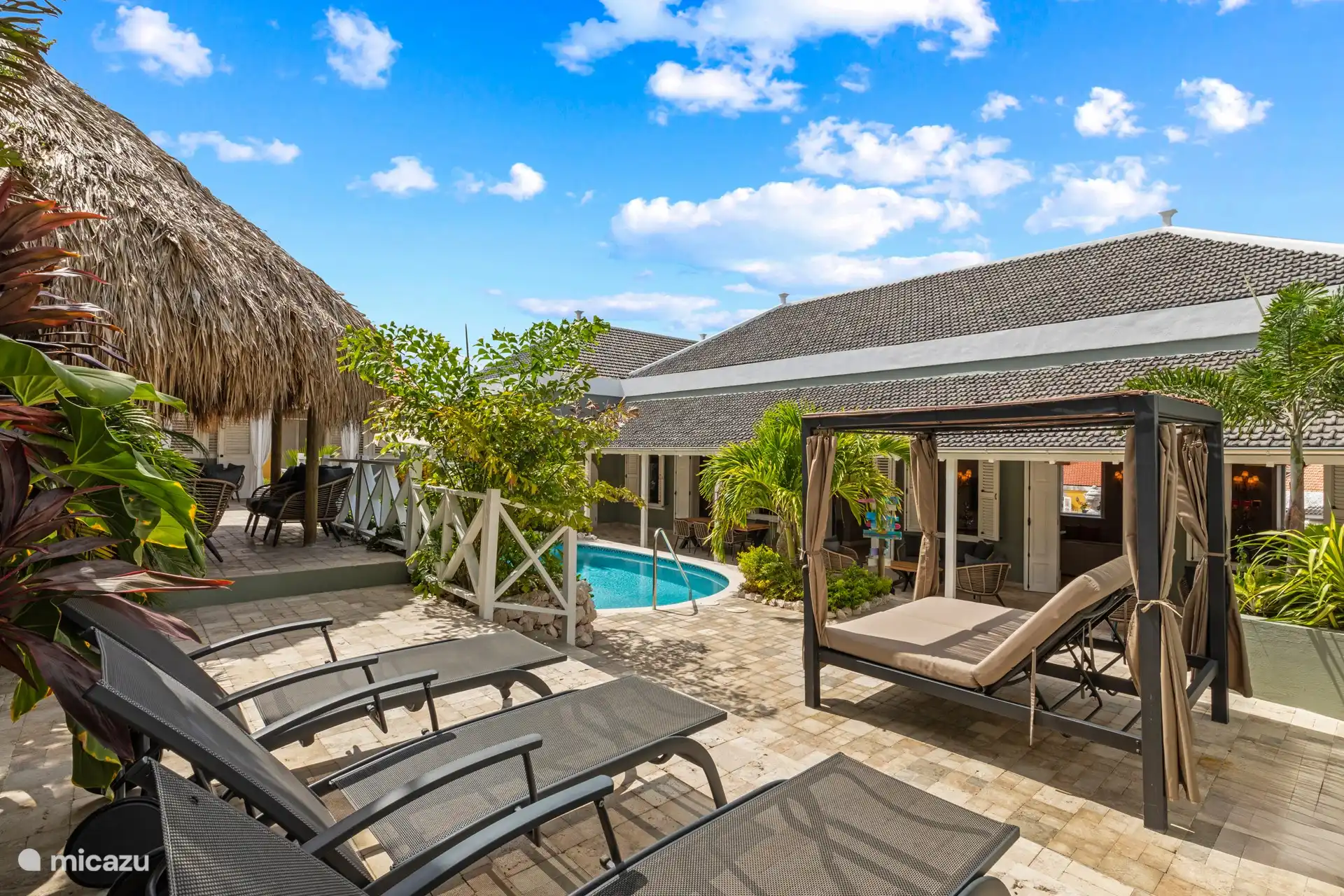 Entspannen Sie sich in der Sonne auf diesen schönen Sonnenliegen