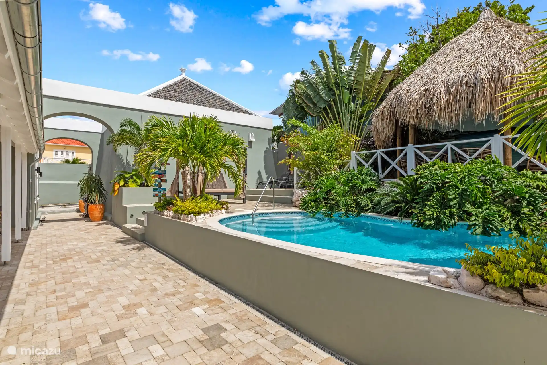 Garten mit Swimmingpool