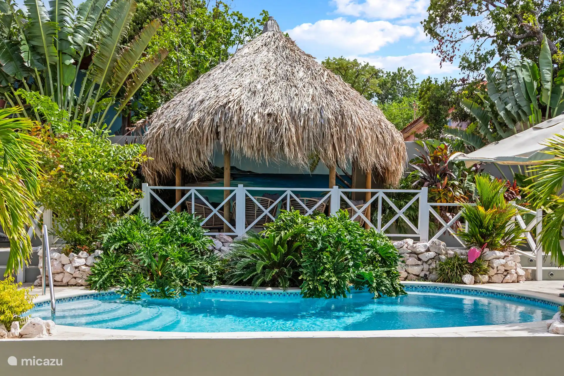 Entspannung am Pool unter der Sonne von Curaçao
