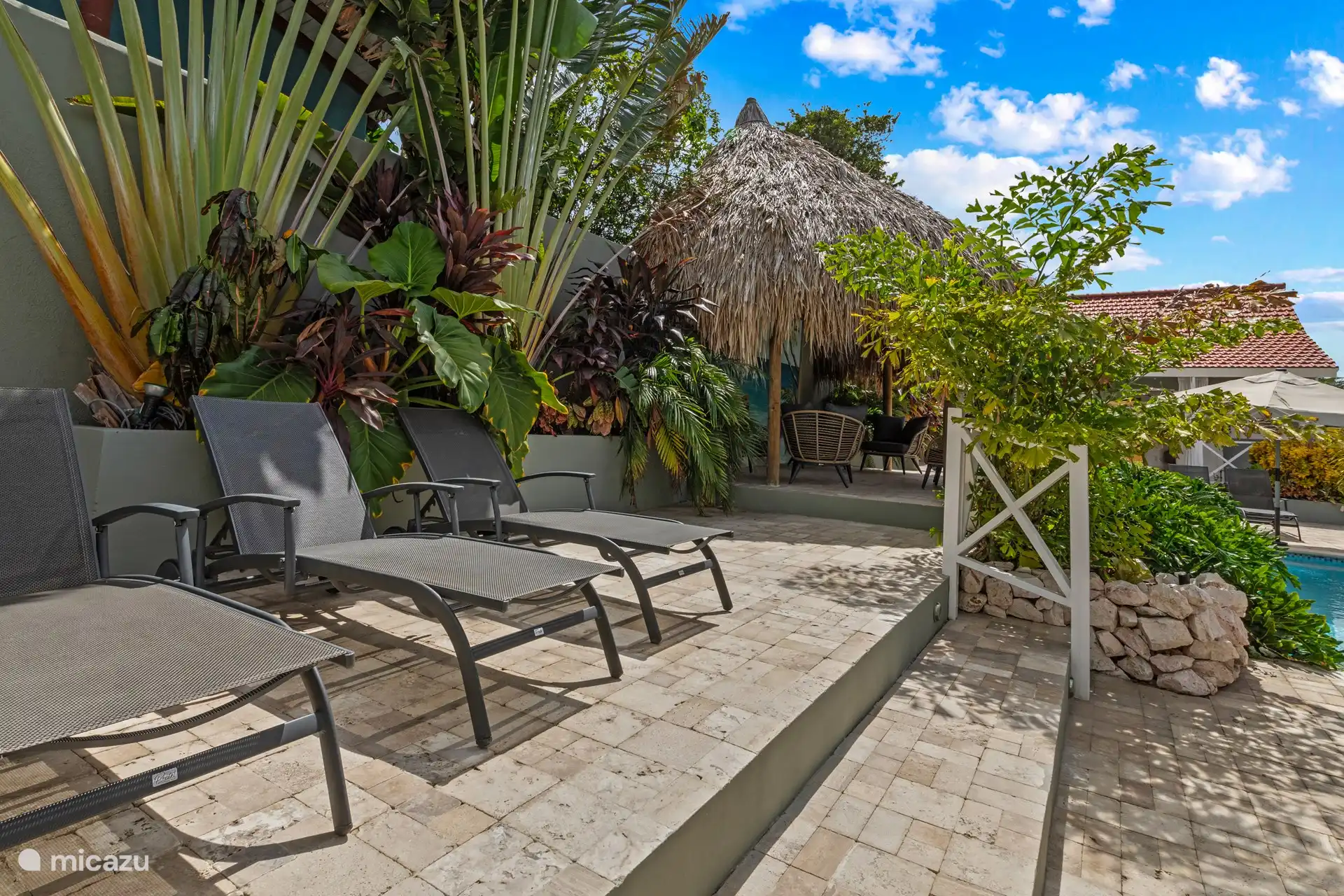 Entspannen Sie sich in der Sonne auf diesen schönen Sonnenliegen