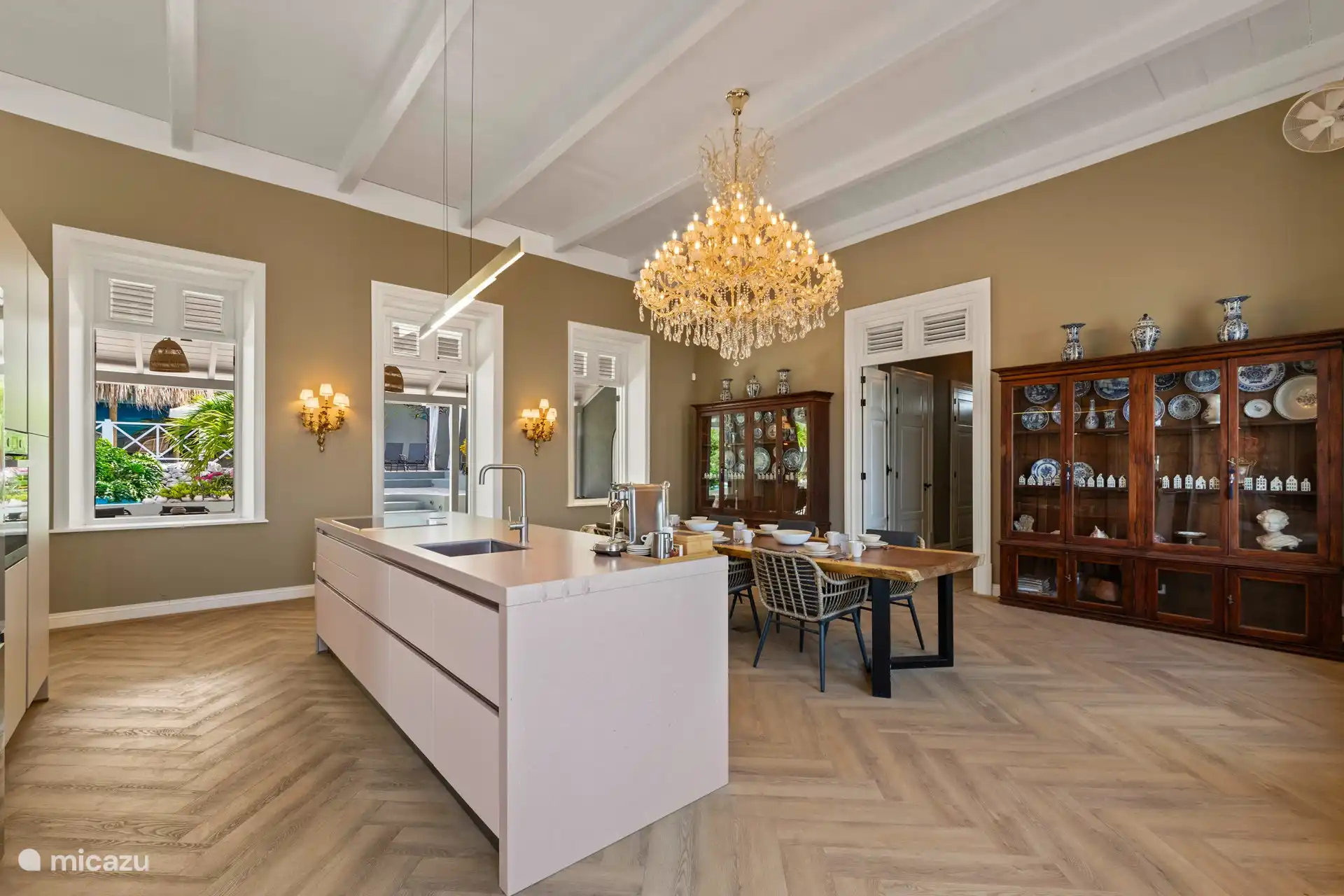 Geräumige Küche mit gemütlichem Essbereich