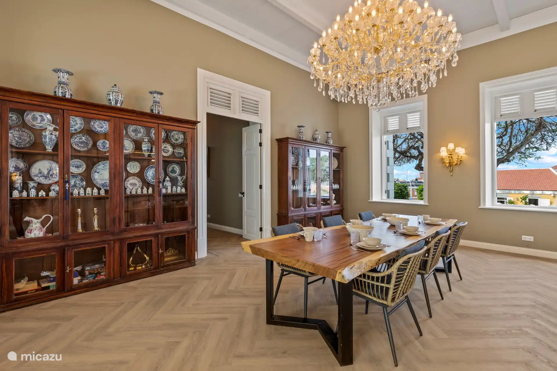 Stilvolles Essen an diesem Esstisch