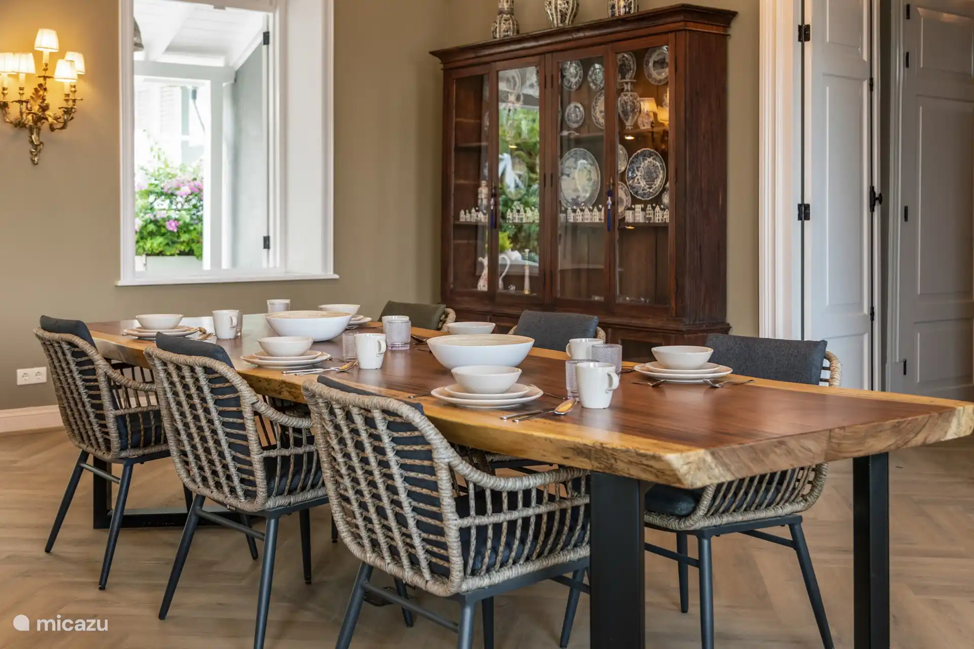 Stilvolles Essen an diesem Esstisch