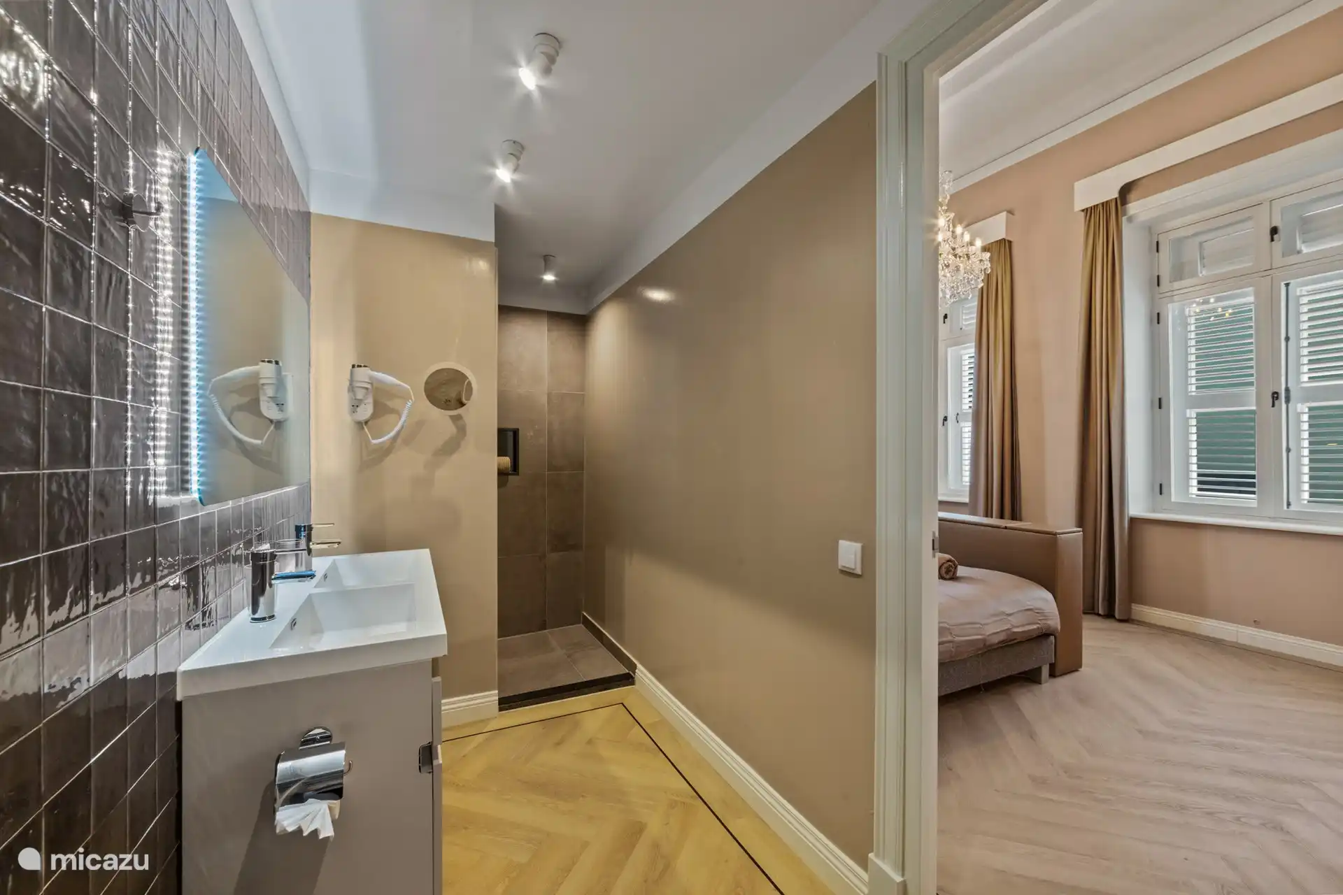 Badezimmer mit Dusche und WC