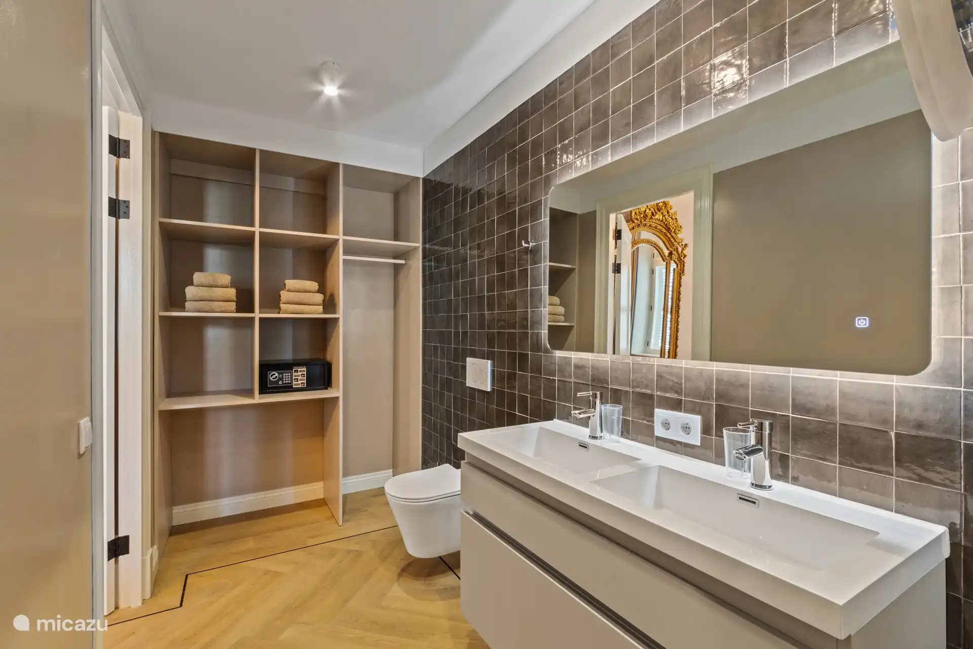 Badezimmer mit Dusche und WC