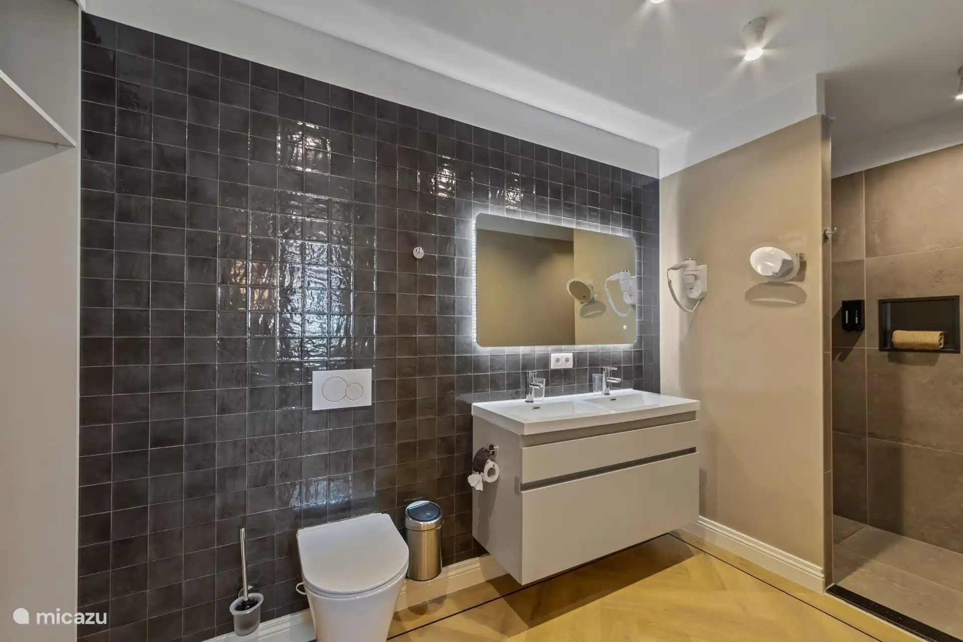 Badezimmer mit Dusche und WC