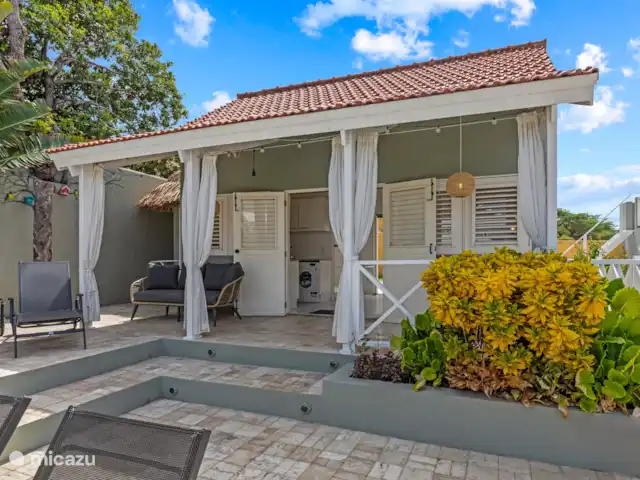 Maison de campagne Kranshi, centre Willemstad | Curaçao, Curaçao-Centre, Willemstad - manoir / château Le studio avec un lit double, une cuisine, une salle de bain et la climatisation
