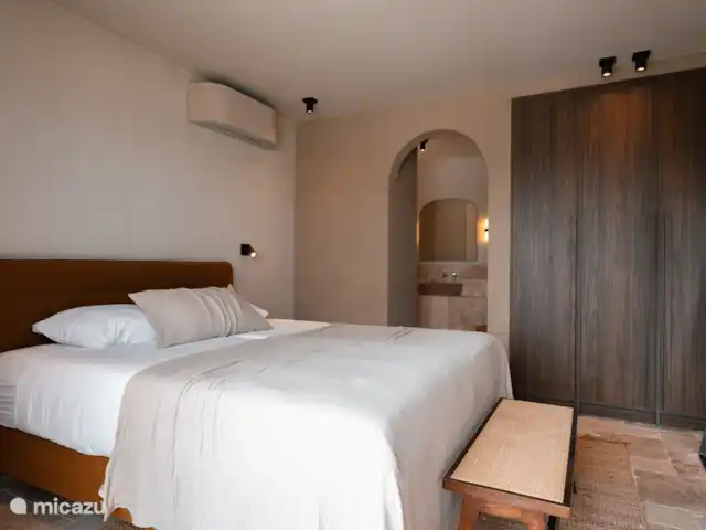 Casa Masana  | Curaçao, Banda Ariba (est), Vista Royal - villa L’une des chambres à l’étage avec salle de bain attenante et vue sur la piscine et le jardin.