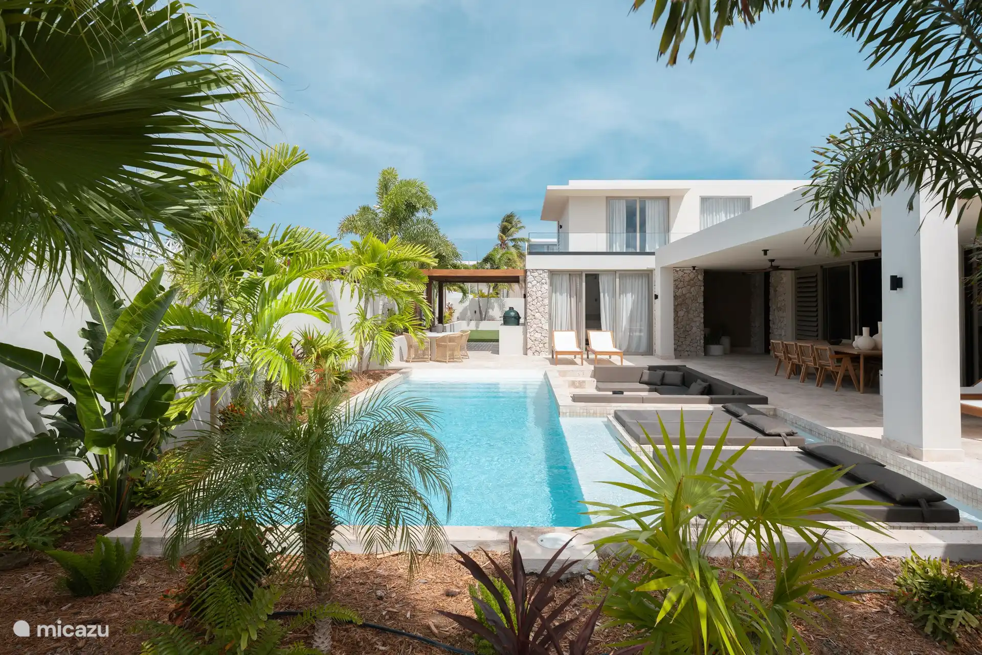 Het heerlijke zwembad omringd door de tropische tuin met volledige privacy.