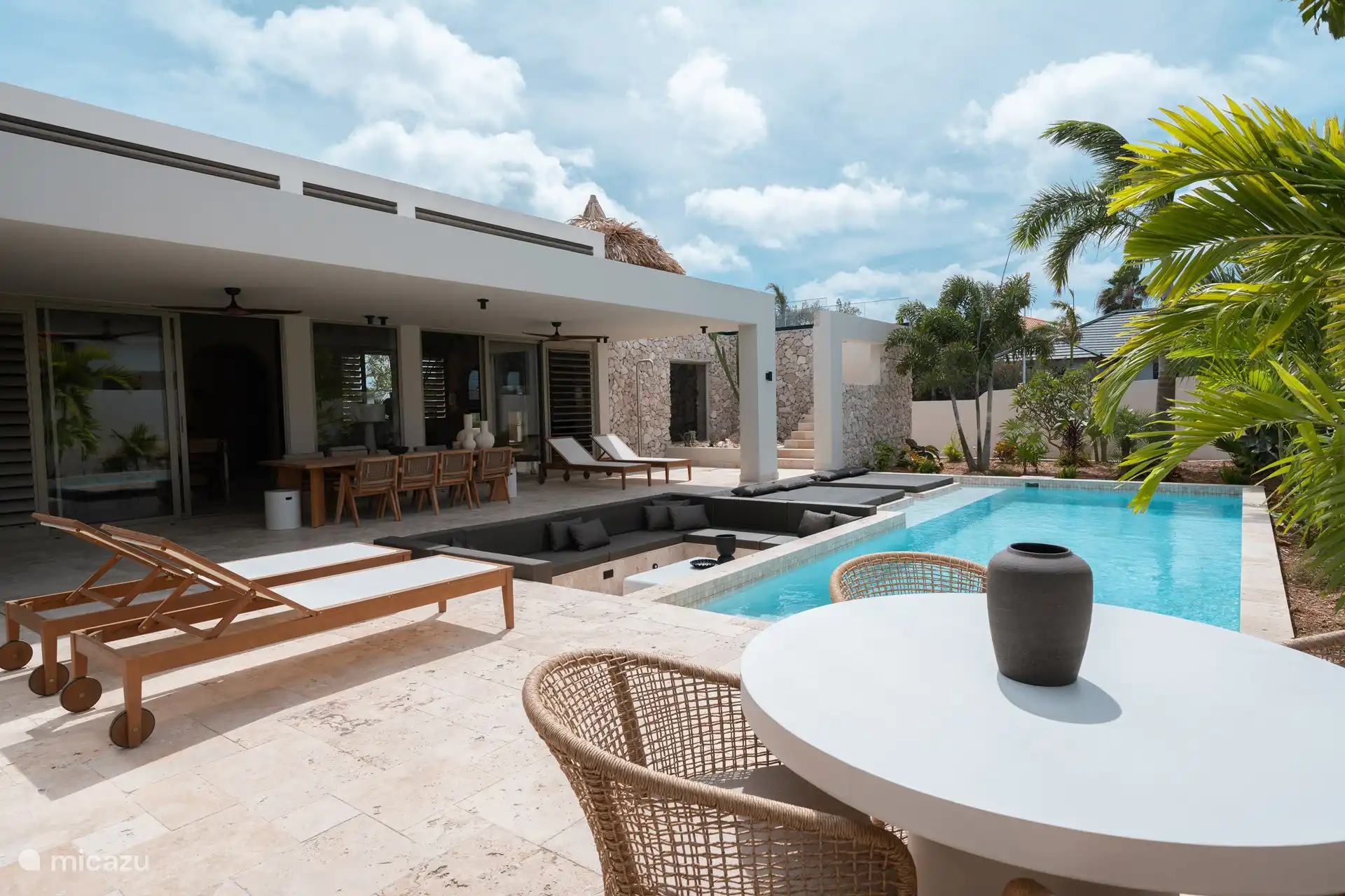 De tweede buiten tafel is ideaal bij het barbequen op de Green Egg