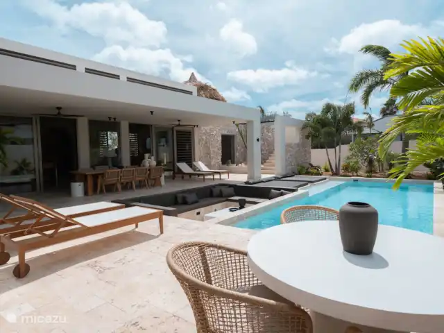 Casa Masana  | Curaçao, Banda Ariba (est), Vista Royal - villa La deuxième table d’extérieur est idéale pour les barbecues sur le Green Egg