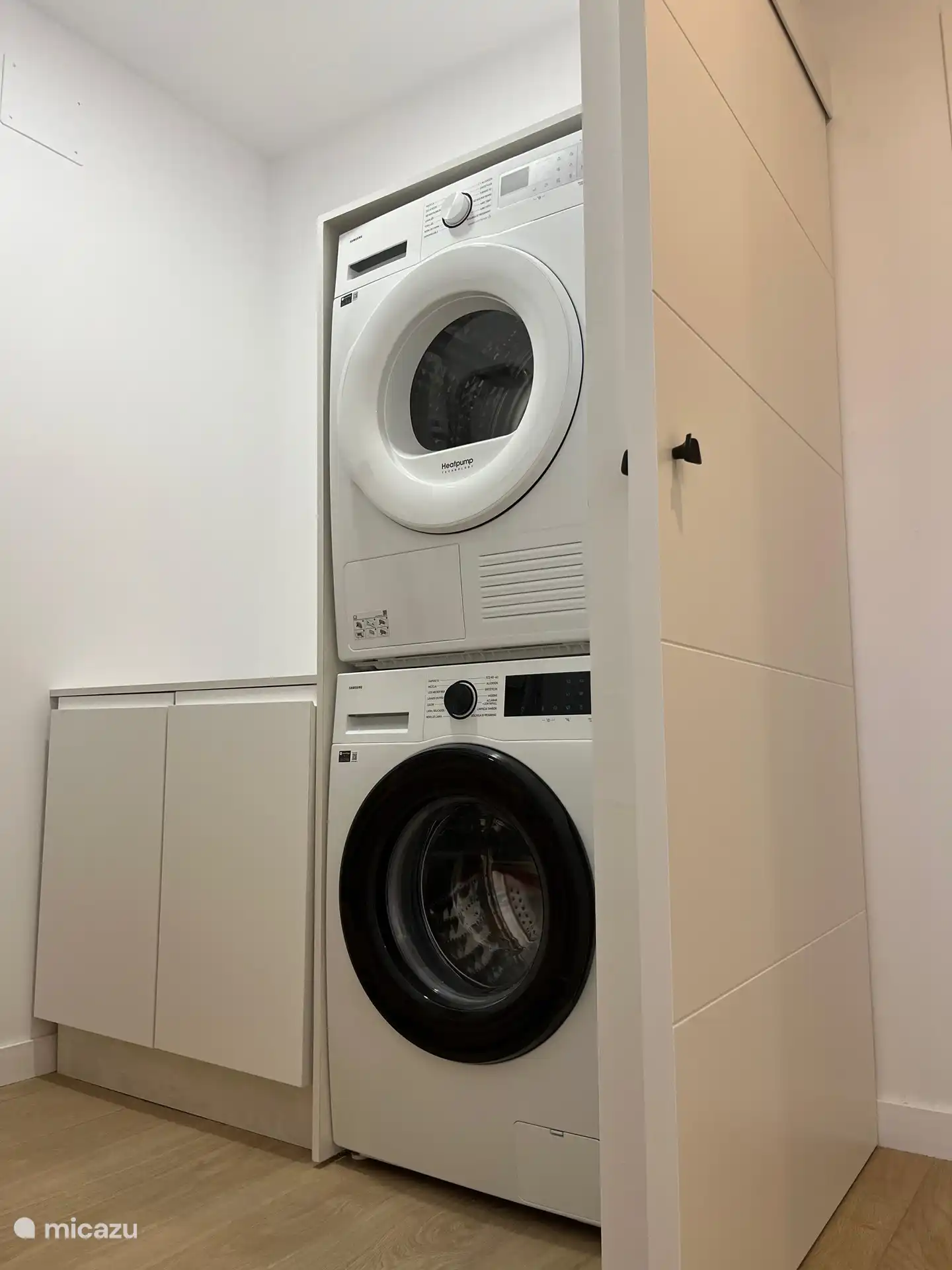 Waschküche mit Waschmaschine, Trockner, Bügelbrett, Bügeleisen, Wäscheständer