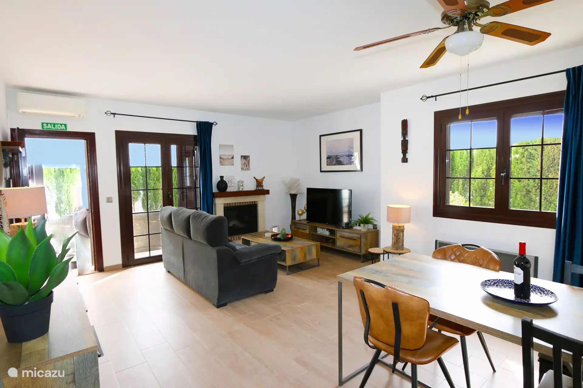 Geräumiges Wohnzimmer