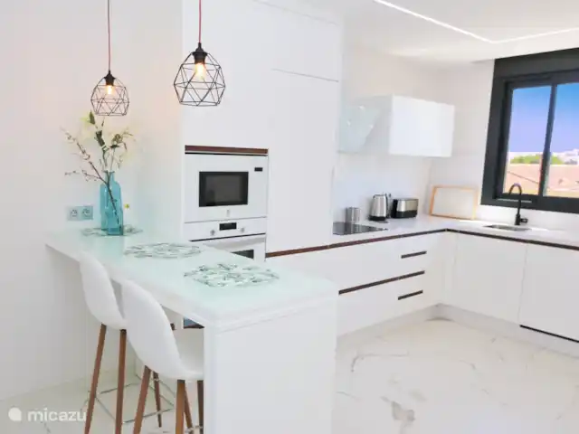 Precioso ático en el centro en España, Murcia, San Pedro del Pinatar - penthouse Cocina con barra