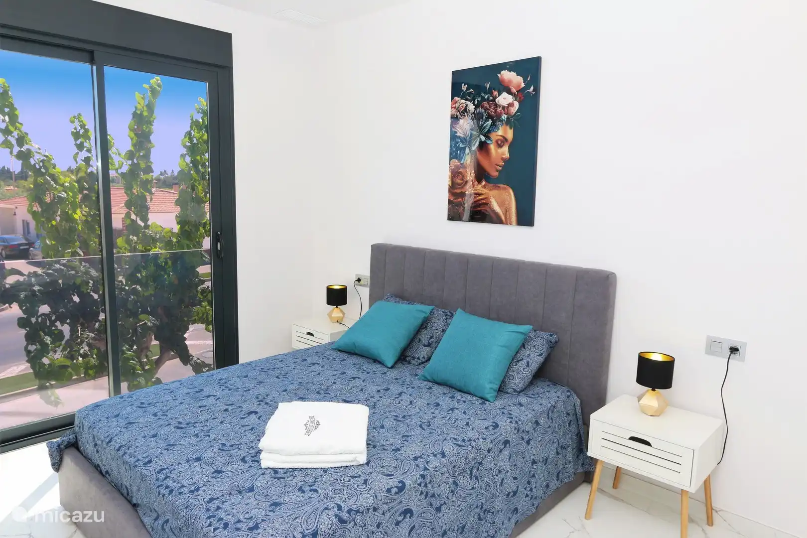 Schlafzimmer mit Doppelbett