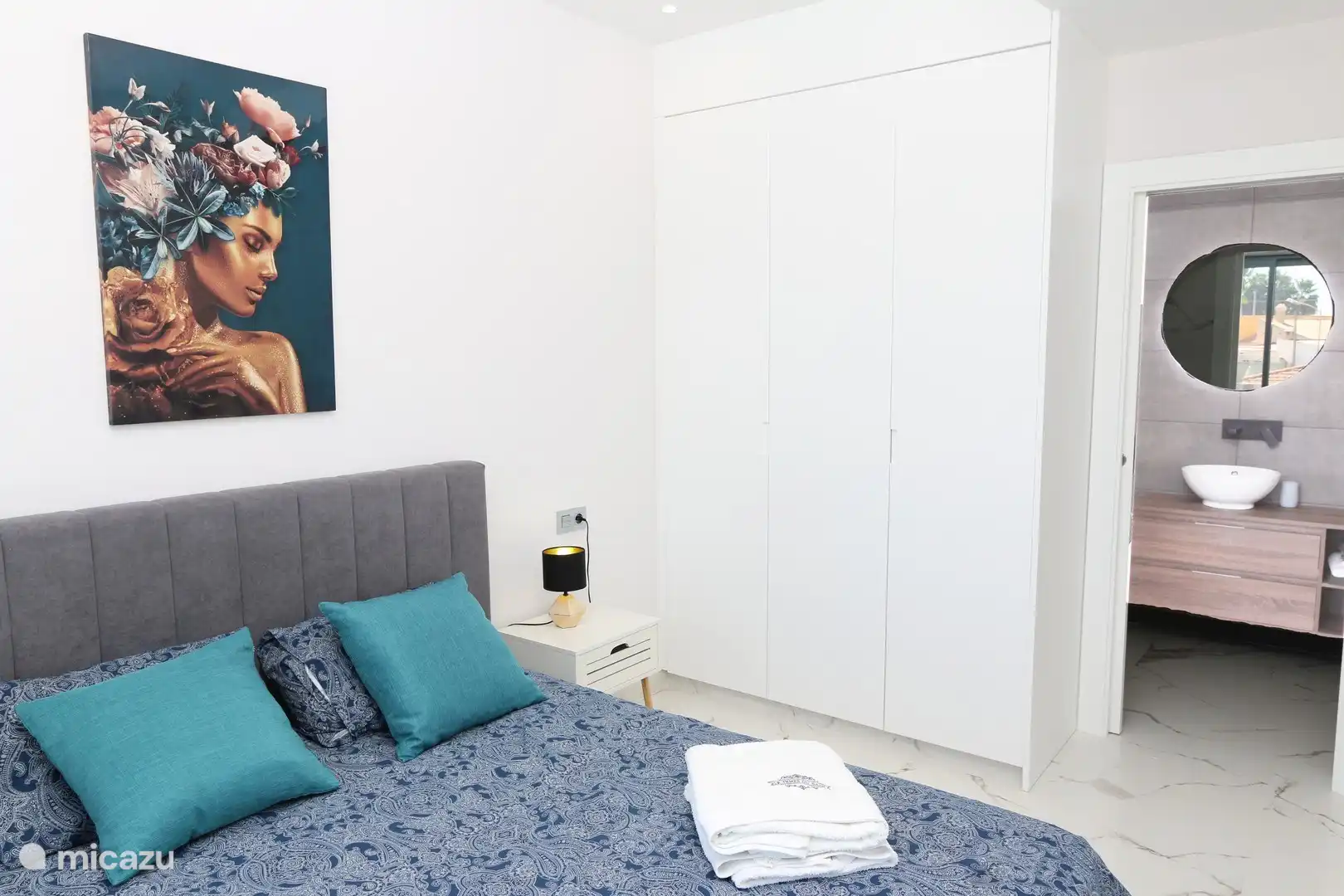 Schlafzimmer mit Doppelbett