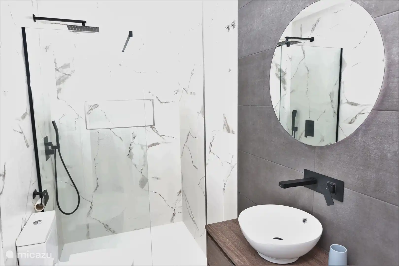 Badezimmer mit ebenerdiger Dusche