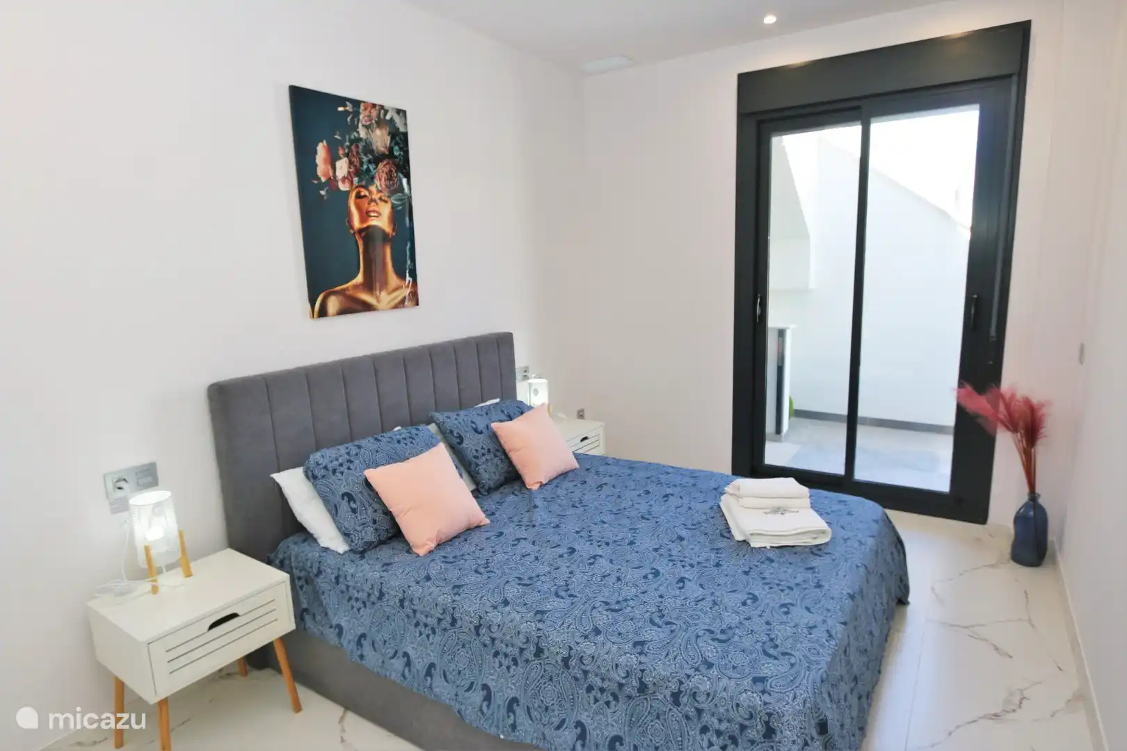 Schlafzimmer mit Doppelbett