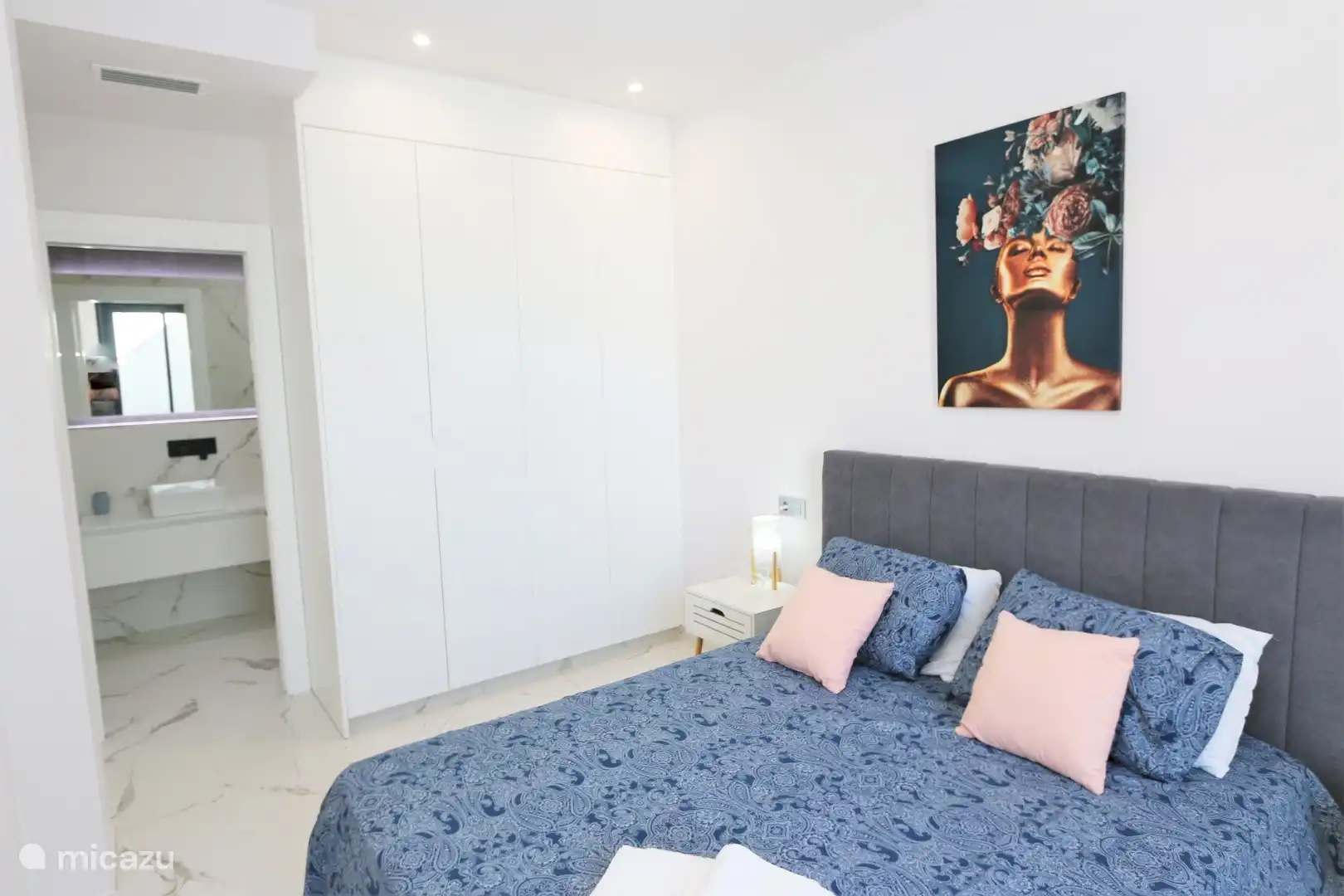 Schlafzimmer mit Doppelbett