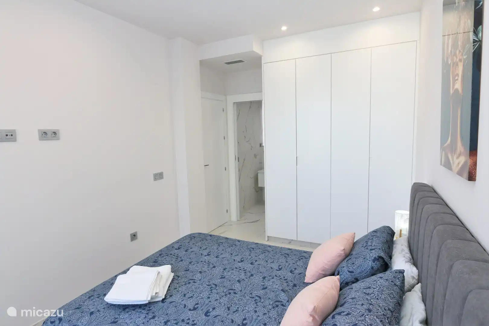 Schlafzimmer mit Doppelbett