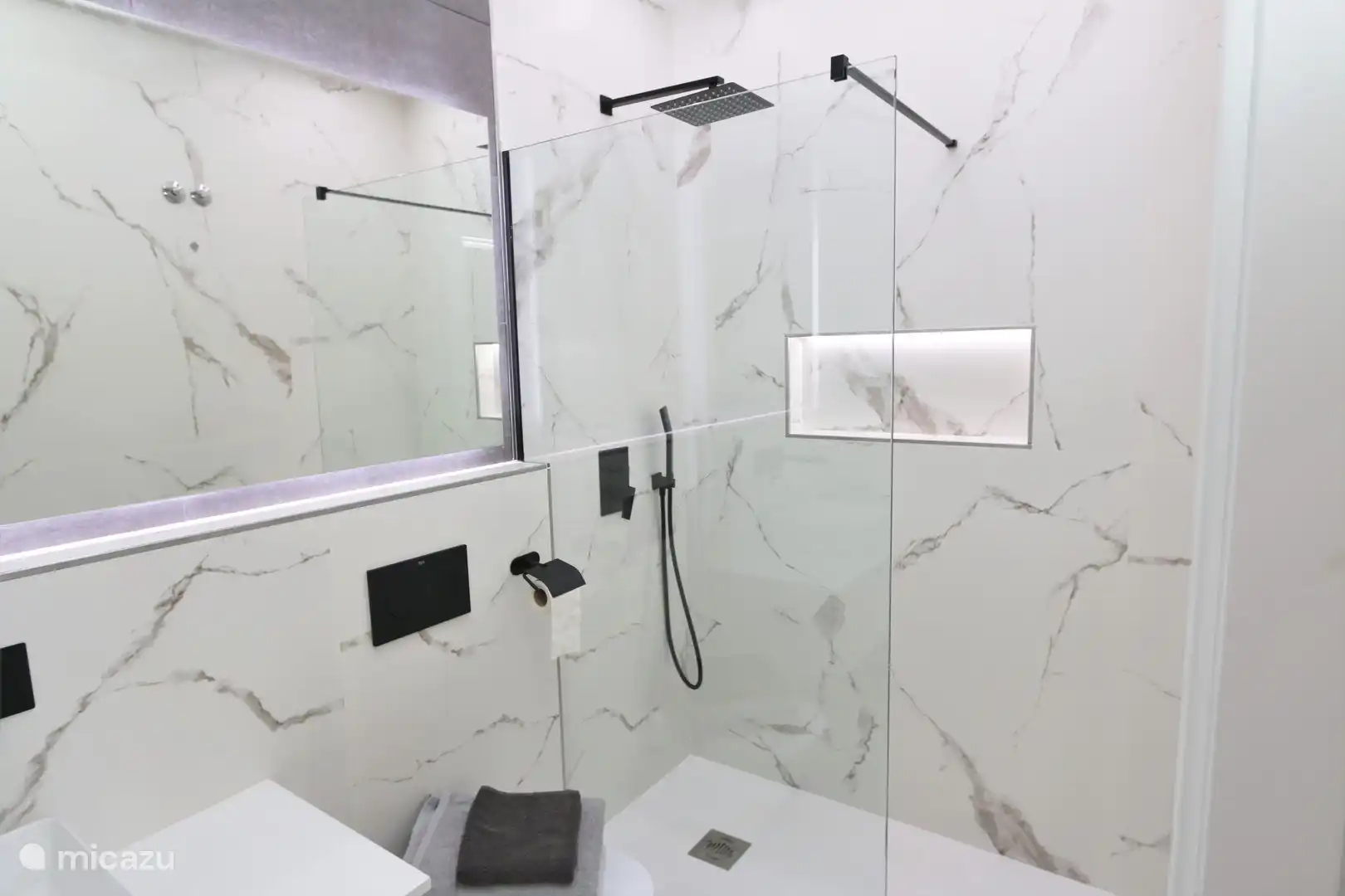 Badezimmer mit ebenerdiger Dusche