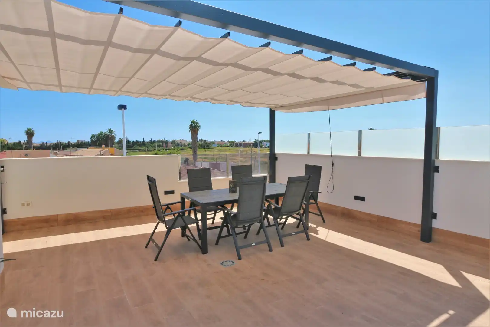 Dachterrasse mit Esstisch