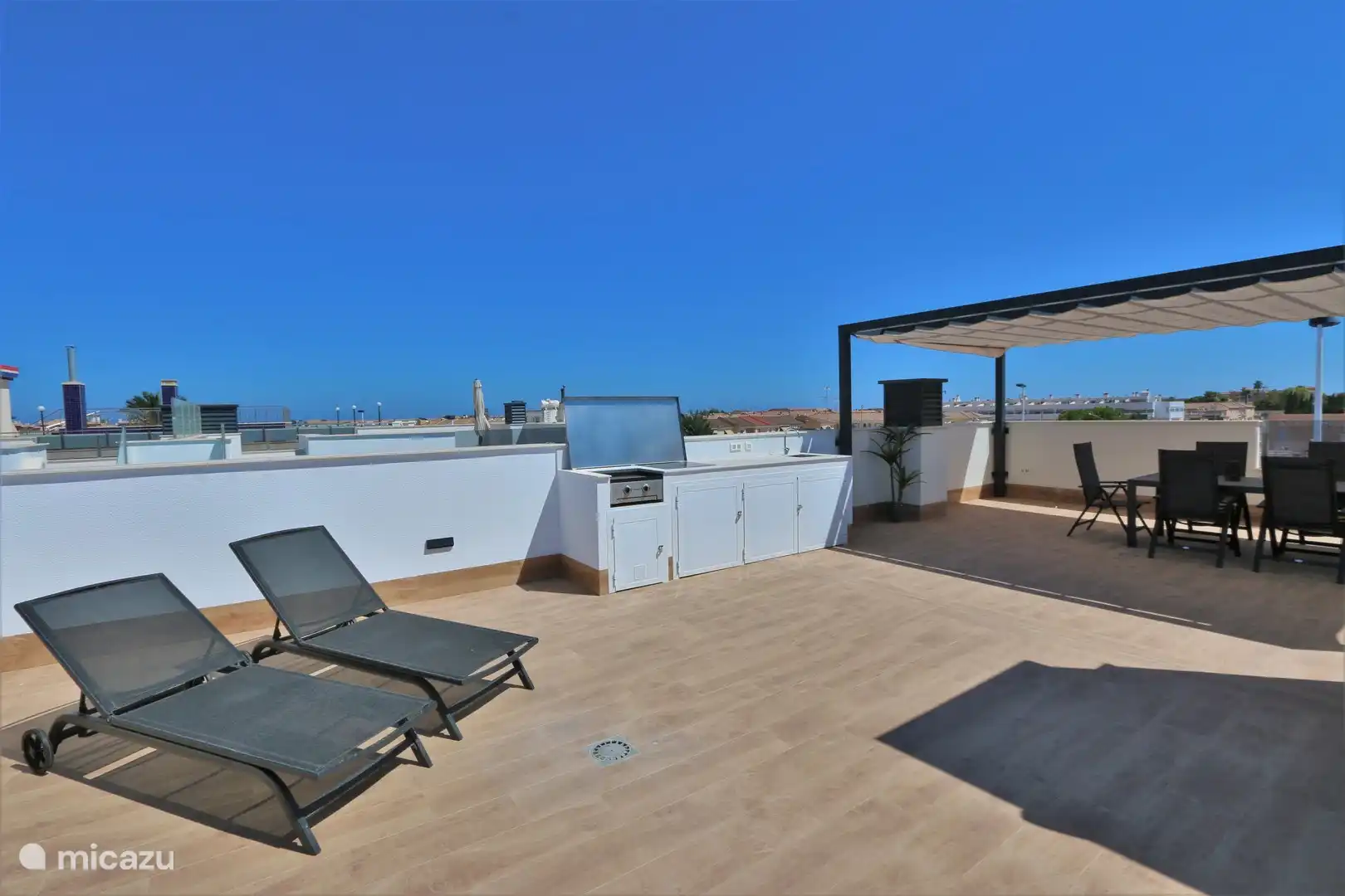 Dachterrasse mit Sonnenliegen