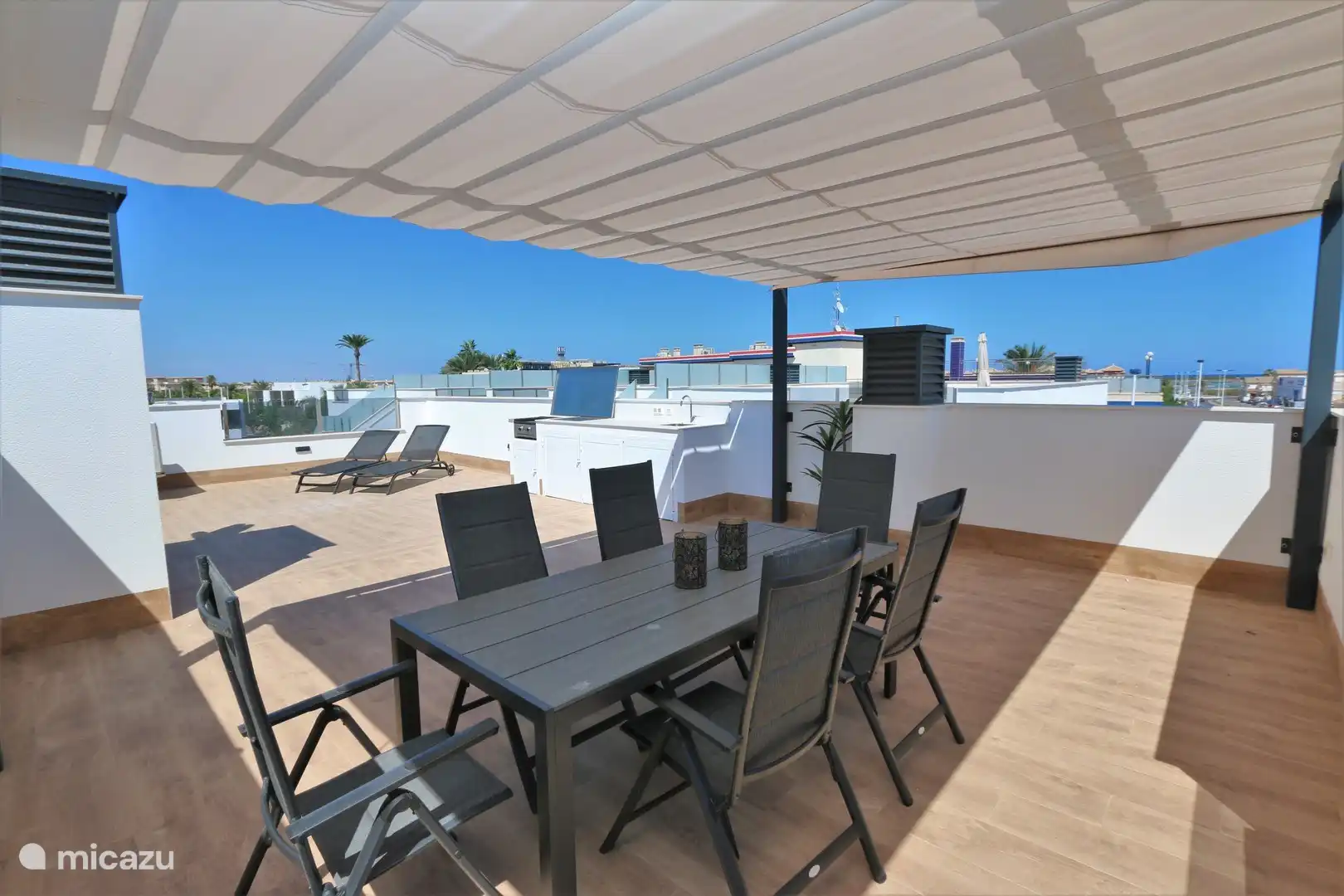 Dachterrasse mit Esstisch