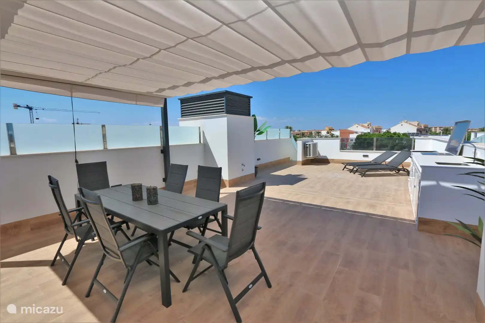 Dachterrasse mit Esstisch