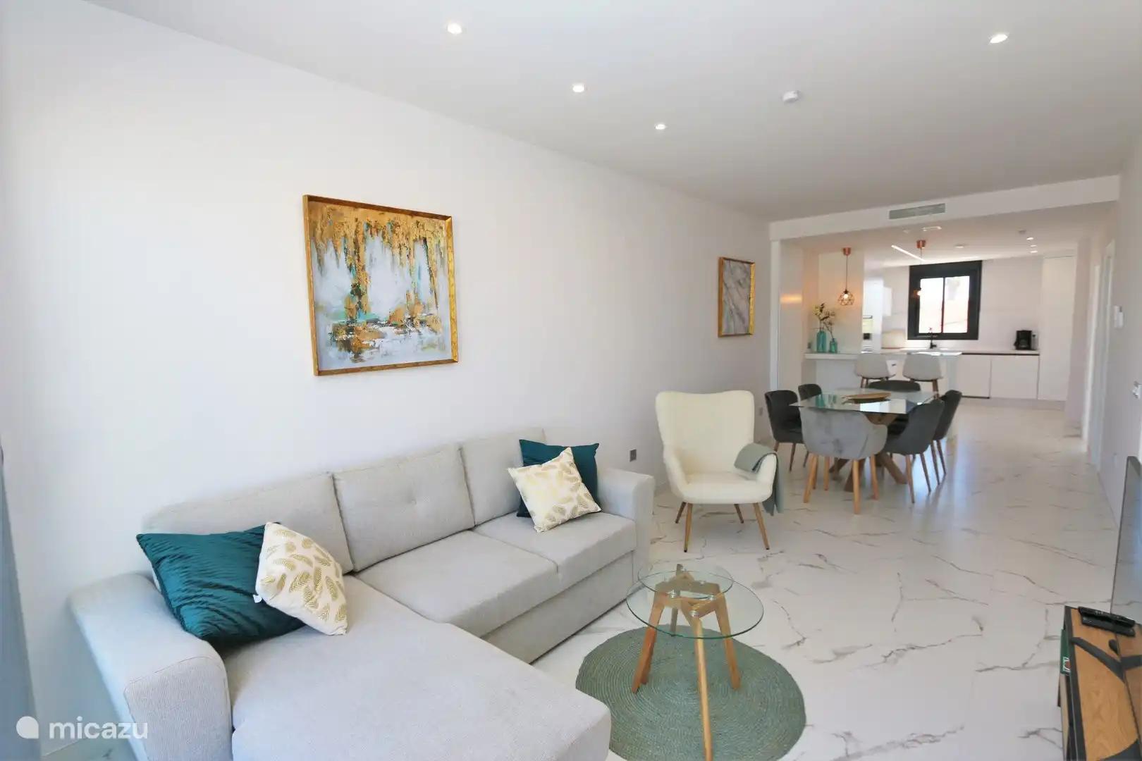 Wohnzimmer und Esstisch