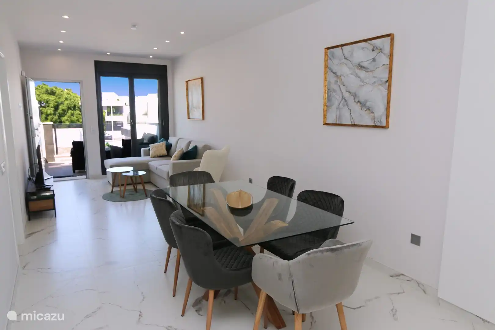 Esstisch und Wohnzimmer