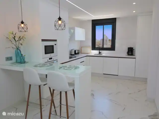Precioso ático en el centro en España, Murcia, San Pedro del Pinatar - penthouse Cocina con barra